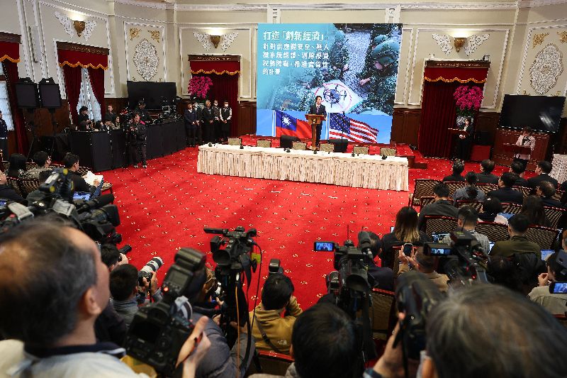 總統府3日上午在大禮堂舉行「台美經濟繁榮夥伴對話」記者會，由總統賴清德（中）親自主持，吸引大批媒體到場採訪