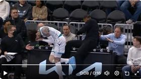 鮑爾（LaMelo Ball）在對紐奧良鵜鶘之戰救球撞上教練。（圖／翻攝自BrickCenter推特）