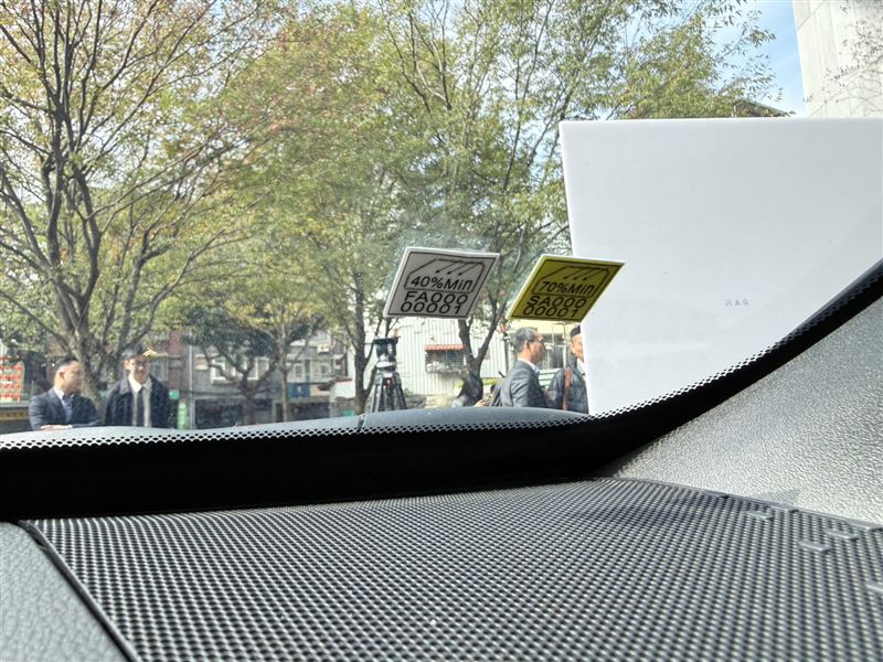 公路局也說明，合格隔熱紙須具備清楚可辨識的合格標識，除可由專業機構印製、核發外，也開放隔熱紙廠商以「自行烙印」方式，直接將合格標識烙印於隔熱紙上。（圖／公路局提供）