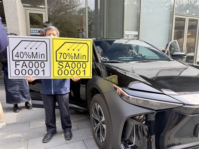 標識內容至少須標示廠牌、型號及可見光透過率，並須具備防偽功能，共四大特徵，方便後續檢驗與辨識。（圖／公路局提供）