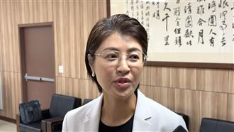 颱風鳳凰襲台　許淑華說明南投未放假原因颱風鳳凰逼近台灣，南投縣12日正常上班、上課，南投縣長許淑華臉書（Facebook）粉絲專頁遭網友不滿留言「灌爆」，許淑華12日受訪表示，能理解部分民眾希望放假，但依科學數據判斷較正確。中央社記者蕭博陽南投縣攝　114年11月12日