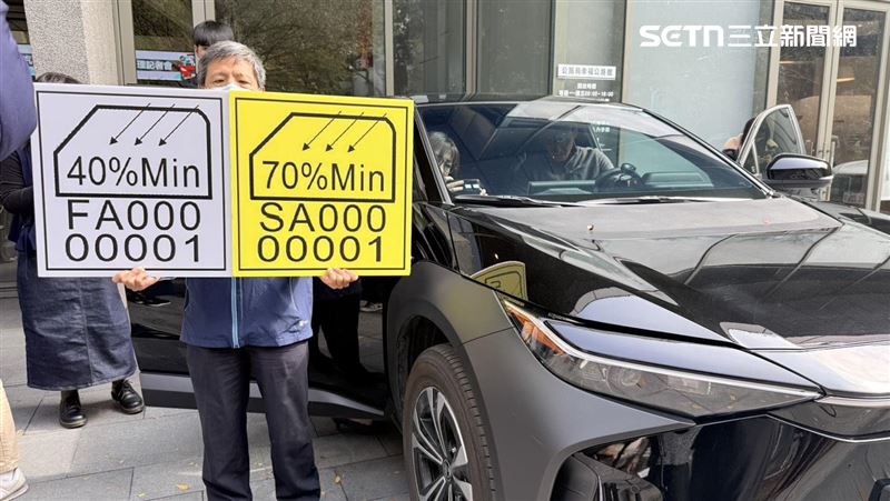 標識內容至少須標示廠牌、型號及可見光透過率，並須具備防偽功能，共四大特徵，方便後續檢驗與辨識。（圖／公路局提供）