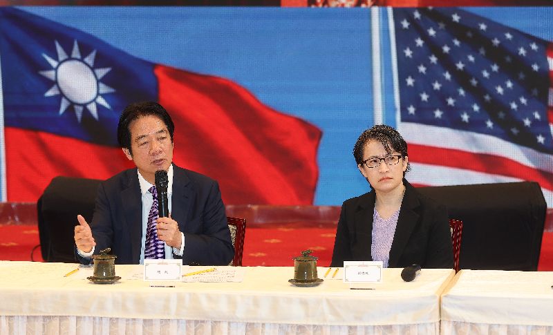 總統府3日上午在大禮堂舉行「台美經濟繁榮夥伴對話」記者會，由總統賴清德（左）親自主持並回應媒體提問。右為副總統蕭美琴