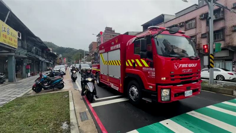 車隊沿途開啟警示燈與警報器做最後巡禮。（圖／翻攝畫面）