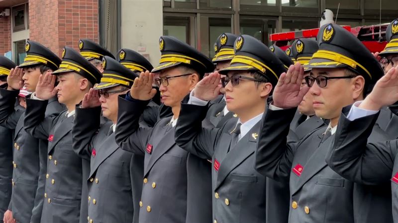 基隆消防局小隊長詹能傑救人不幸殉職，移靈車隊繞行至其生前所服務的仁愛分隊，同仁列隊送行。（圖／翻攝畫面）