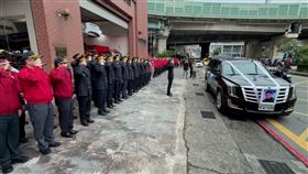 基隆消防局小隊長詹能傑於火警時為了救人不幸殉職，今天將舉行公祭，覆旗褒揚、頒授追晉。上午11時許，移靈車隊從殯儀館出發，沿途開啟警示燈與警報器，繞行至其生前所服務的仁愛分隊，同仁列隊悲喊「任務結束，一路好走」送行，場面哀戚令人不捨。（圖／翻攝畫面）