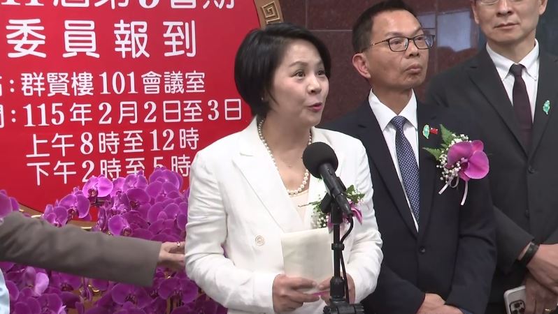 李貞秀說出我唯一只有中華人民共和國國籍後，陳智菡伸手提醒她口誤。（圖／翻攝畫面）