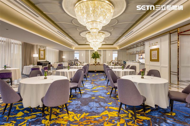 農曆春節期間也有套餐,鮭魚、北海道干貝、A5和牛肋眼等高檔食材全入菜。(圖/翻攝畫面)