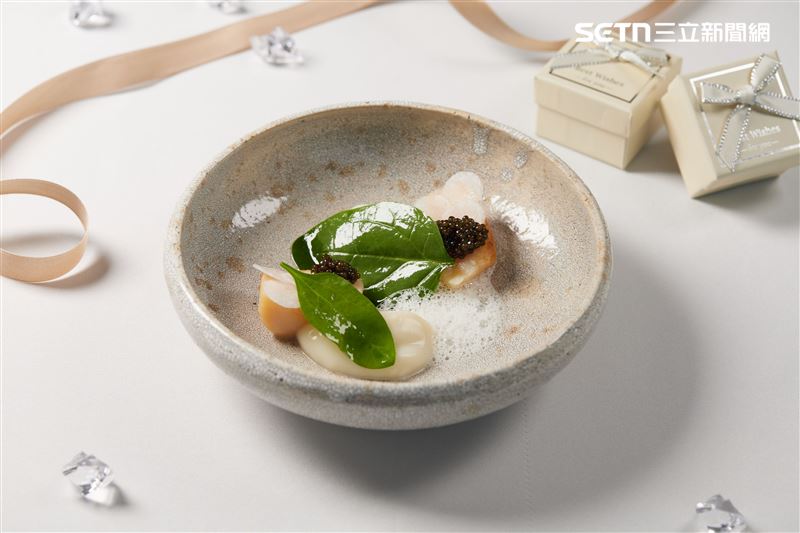 前菜提供干貝搭配魚子醬與大根,展現海味的純淨鮮甜。(圖/翻攝畫面)