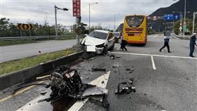 吳姓男子疑因一時恍神，車輛先撞上分隔島，又再撞擊對向一輛遊覽車。（圖／翻攝畫面）