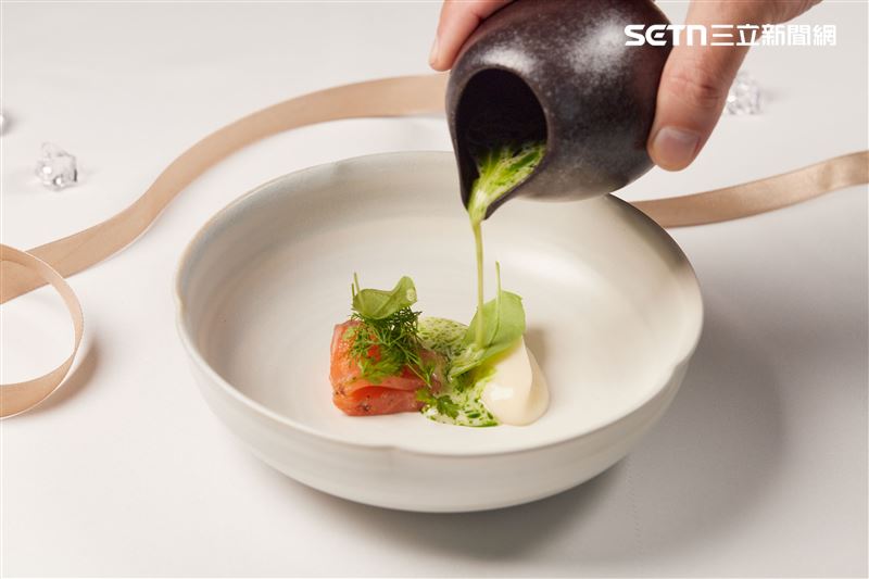 以鮮嫩鮭魚搭配微苦菊苣及帶有檸檬清香的酸模,在齒頰中形成完美的平衡。(圖/翻攝畫面)