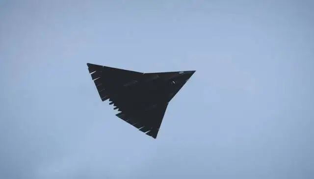 中國軍事專欄《海事先鋒》近日披露，中共第六代戰機「南六代」原型機雖正密集試飛，卻面臨機體過大與航母適配困難兩大關鍵挑戰。（圖／翻攝自《海事先鋒》）