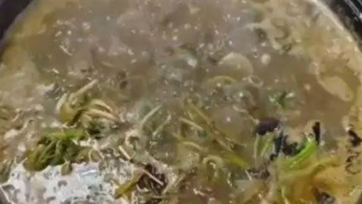 女DIY網紅美食「牛癟火鍋」 全家中毒送醫