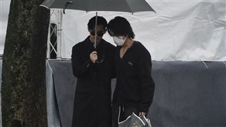 言承旭看大S雕像哭紅眼　被仔仔攙扶離場