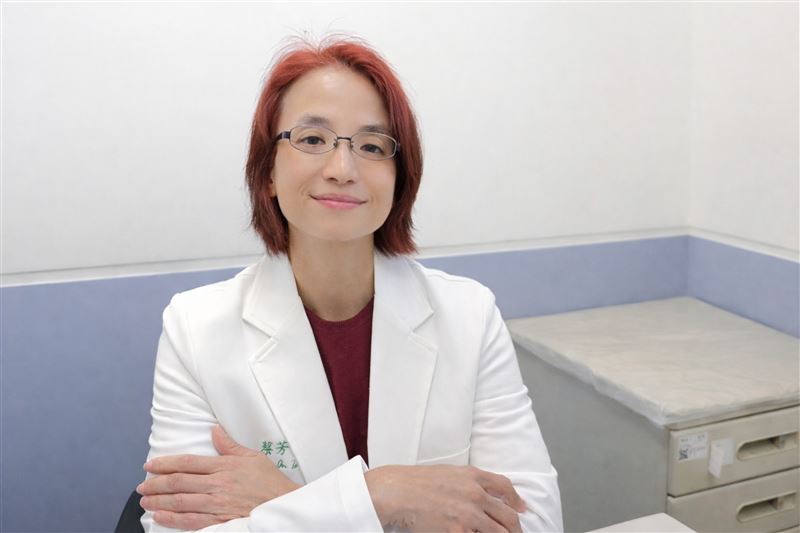 醫師蔡芳茹表示,一名女子曾經連續十年,每到除夕夜全家圍爐,就會胃絞痛無法進食,透過專業門診介入後獲得了改善。(圖/恩主公醫院提供)