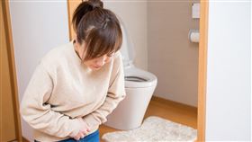 30歲婦劇烈腹痛就醫，揪出18公分「臉盆大」卵巢瘤（門諾醫院提供）