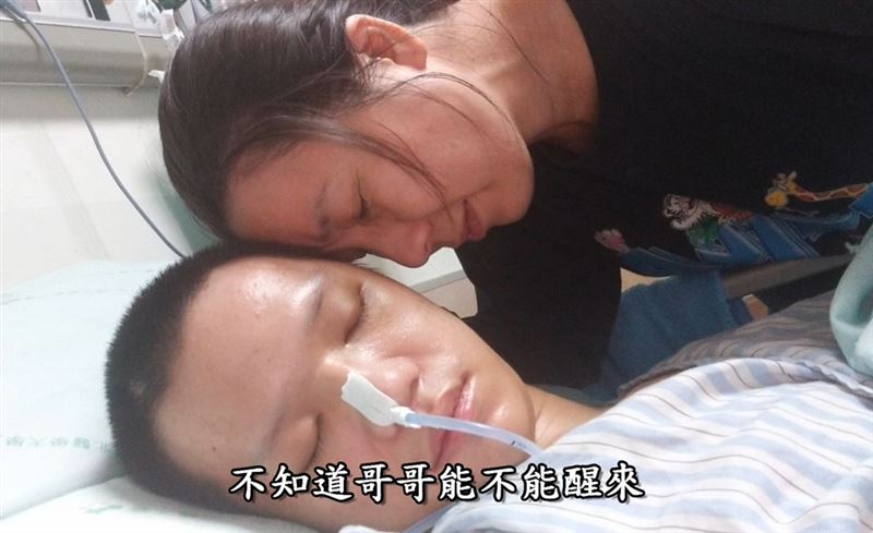 媽，你的名字叫勇敢！單親媽媽面對夫死子車禍險成植物人的【天崩地裂】，苦熬七年等到兒子奇蹟康復結婚，在婚宴上說我先生不能來，但我相信他在天上一定也很開心。一番話逼哭在場所有人。（圖／翻攝自《她的名字叫勇敢》YT）