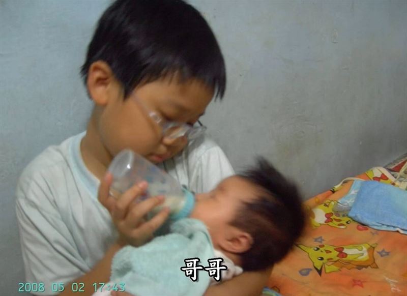 媽，你的名字叫勇敢！單親媽媽面對夫死子車禍險成植物人的【天崩地裂】，苦熬七年等到兒子奇蹟康復結婚，在婚宴上說：【我先生不能來，但我相信他在天上一定也很開心。】一番話逼哭在場所有人。（圖／翻攝自《她的名字叫勇敢》YT）