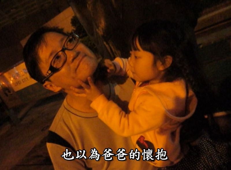 媽，你的名字叫勇敢！單親媽媽面對夫死子車禍險成植物人的【天崩地裂】，苦熬七年等到兒子奇蹟康復結婚，在婚宴上說：【我先生不能來，但我相信他在天上一定也很開心。】一番話逼哭在場所有人。（圖／翻攝自《她的名字叫勇敢》YT）