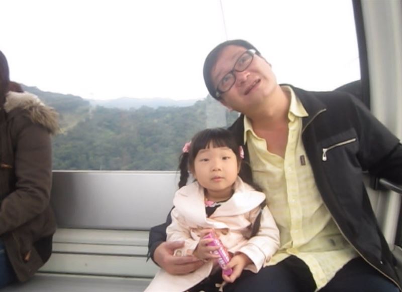 媽，你的名字叫勇敢！單親媽媽面對夫死子車禍險成植物人的【天崩地裂】，苦熬七年等到兒子奇蹟康復結婚，在婚宴上說：【我先生不能來，但我相信他在天上一定也很開心。】一番話逼哭在場所有人。（圖／翻攝自《她的名字叫勇敢》YT）