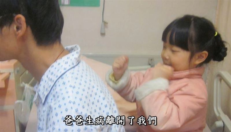 媽，你的名字叫勇敢！單親媽媽面對夫死子車禍險成植物人的【天崩地裂】，苦熬七年等到兒子奇蹟康復結婚，在婚宴上說：【我先生不能來，但我相信他在天上一定也很開心。】一番話逼哭在場所有人。（圖／翻攝自《她的名字叫勇敢》YT）