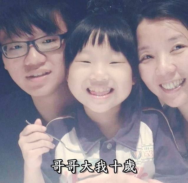 媽，你的名字叫勇敢！單親媽媽面對夫死子車禍險成植物人的【天崩地裂】，苦熬七年等到兒子奇蹟康復結婚，在婚宴上說：【我先生不能來，但我相信他在天上一定也很開心。】一番話逼哭在場所有人。（圖／翻攝自《她的名字叫勇敢》YT）