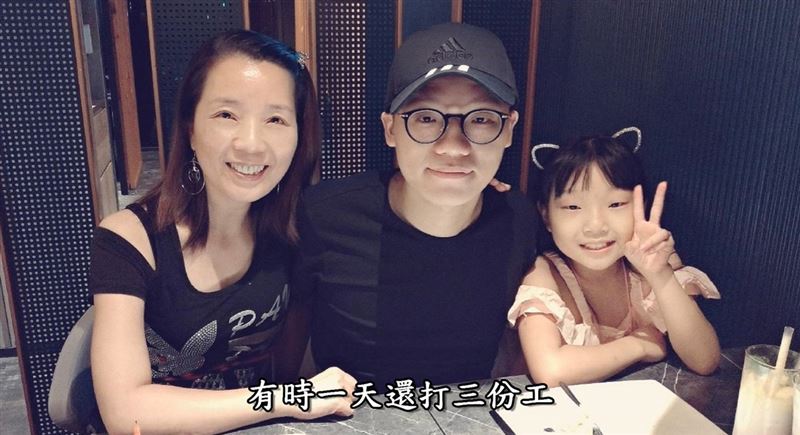 媽，你的名字叫勇敢！單親媽媽面對夫死子車禍險成植物人的【天崩地裂】，苦熬七年等到兒子奇蹟康復結婚，在婚宴上說：【我先生不能來，但我相信他在天上一定也很開心。】一番話逼哭在場所有人。（圖／翻攝自《她的名字叫勇敢》YT）