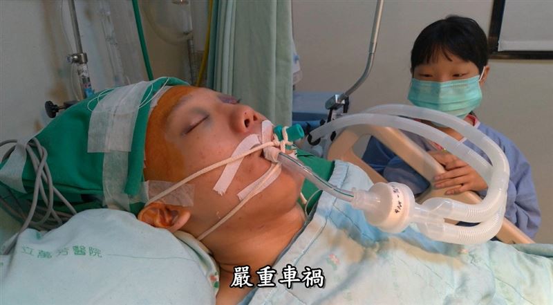 媽，你的名字叫勇敢！單親媽媽面對夫死子車禍險成植物人的【天崩地裂】，苦熬七年等到兒子奇蹟康復結婚，在婚宴上說：【我先生不能來，但我相信他在天上一定也很開心。】一番話逼哭在場所有人。（圖／翻攝自《她的名字叫勇敢》YT）