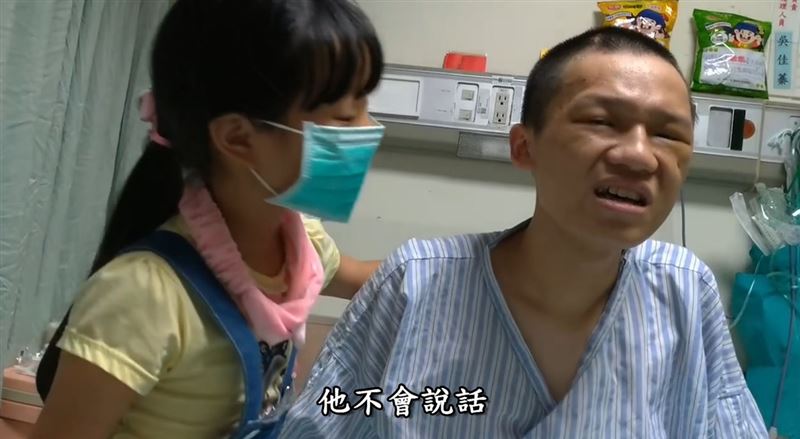 媽，你的名字叫勇敢！單親媽媽面對夫死子車禍險成植物人的【天崩地裂】，苦熬七年等到兒子奇蹟康復結婚，在婚宴上說：【我先生不能來，但我相信他在天上一定也很開心。】一番話逼哭在場所有人。（圖／翻攝自《她的名字叫勇敢》YT）