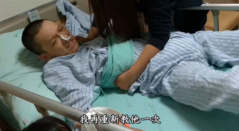 媽，你的名字叫勇敢！單親媽媽面對夫死子車禍險成植物人的【天崩地裂】，苦熬七年等到兒子奇蹟康復結婚，在婚宴上說：【我先生不能來，但我相信他在天上一定也很開心。】一番話逼哭在場所有人。（圖／翻攝自《她的名字叫勇敢》YT）