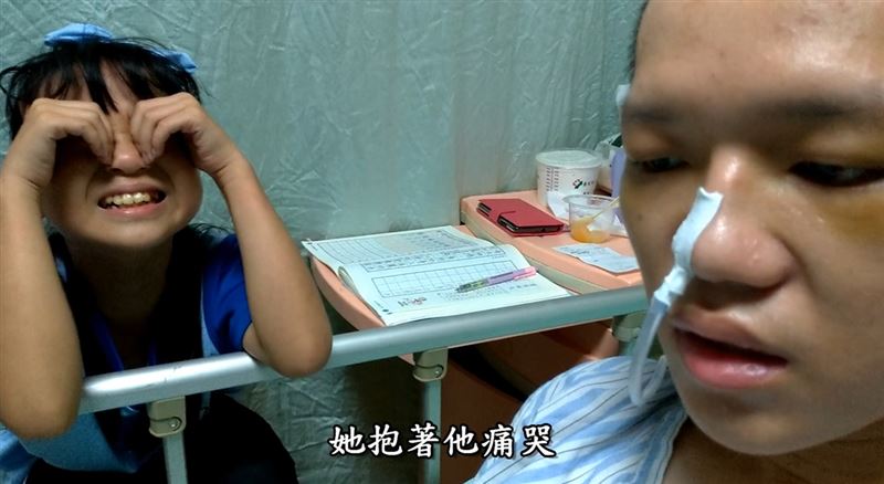 媽，你的名字叫勇敢！單親媽媽面對夫死子車禍險成植物人的【天崩地裂】，苦熬七年等到兒子奇蹟康復結婚，在婚宴上說：【我先生不能來，但我相信他在天上一定也很開心。】一番話逼哭在場所有人。（圖／翻攝自《她的名字叫勇敢》YT）