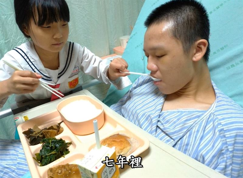 媽，你的名字叫勇敢！單親媽媽面對夫死子車禍險成植物人的【天崩地裂】，苦熬七年等到兒子奇蹟康復結婚，在婚宴上說：【我先生不能來，但我相信他在天上一定也很開心。】一番話逼哭在場所有人。（圖／翻攝自《她的名字叫勇敢》YT）