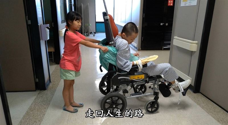 媽，你的名字叫勇敢！單親媽媽面對夫死子車禍險成植物人的【天崩地裂】，苦熬七年等到兒子奇蹟康復結婚，在婚宴上說：【我先生不能來，但我相信他在天上一定也很開心。】一番話逼哭在場所有人。（圖／翻攝自《她的名字叫勇敢》YT）