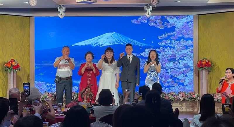 媽，你的名字叫勇敢！單親媽媽面對夫死子車禍險成植物人的【天崩地裂】，苦熬七年等到兒子奇蹟康復結婚，在婚宴上說：【我先生不能來，但我相信他在天上一定也很開心。】一番話逼哭在場所有人。（圖／翻攝自《她的名字叫勇敢》YT）