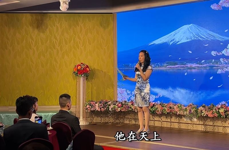 媽，你的名字叫勇敢！單親媽媽面對夫死子車禍險成植物人的【天崩地裂】，苦熬七年等到兒子奇蹟康復結婚，在婚宴上說：【我先生不能來，但我相信他在天上一定也很開心。】一番話逼哭在場所有人。（圖／翻攝自《她的名字叫勇敢》YT）