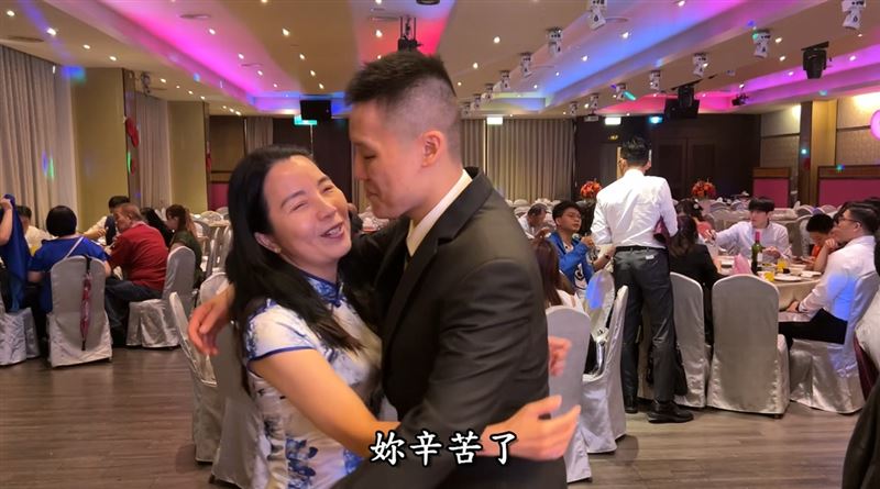 媽，你的名字叫勇敢！單親媽媽面對夫死子車禍險成植物人的【天崩地裂】，苦熬七年等到兒子奇蹟康復結婚，在婚宴上說：【我先生不能來，但我相信他在天上一定也很開心。】一番話逼哭在場所有人。（圖／翻攝自《她的名字叫勇敢》YT）