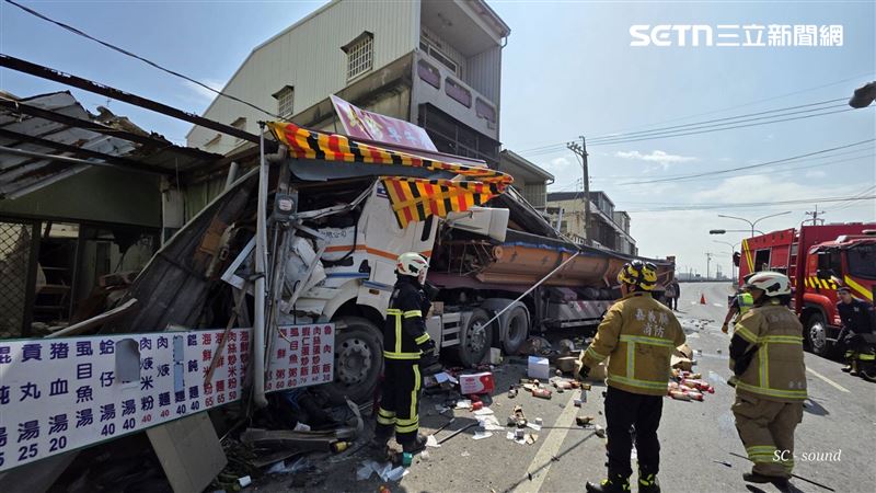 一處早午餐店，今（3）日中午被一輛砂石車衝撞，鐵皮屋攤位嚴重擠壓變形。（圖／翻攝畫面）