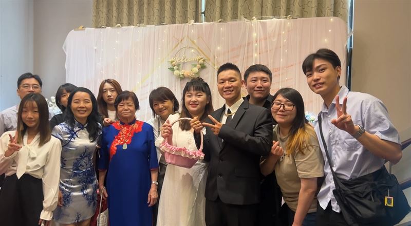 媽，你的名字叫勇敢！單親媽媽面對夫死子車禍險成植物人的【天崩地裂】，苦熬七年等到兒子奇蹟康復結婚，在婚宴上說：【我先生不能來，但我相信他在天上一定也很開心。】一番話逼哭在場所有人。（圖／翻攝自《她的名字叫勇敢》YT）