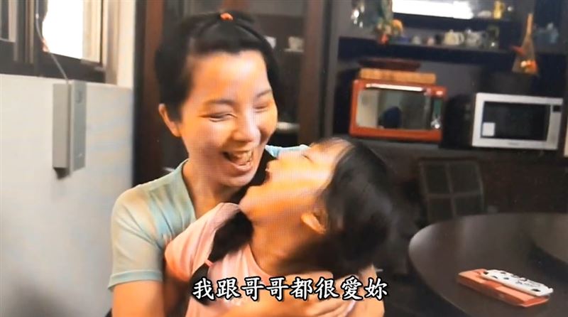 媽，你的名字叫勇敢！單親媽媽面對夫死子車禍險成植物人的【天崩地裂】，苦熬七年等到兒子奇蹟康復結婚，在婚宴上說：【我先生不能來，但我相信他在天上一定也很開心。】一番話逼哭在場所有人。（圖／翻攝自《她的名字叫勇敢》YT）