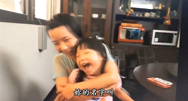 媽，你的名字叫勇敢！單親媽媽面對夫死子車禍險成植物人的【天崩地裂】，苦熬七年等到兒子奇蹟康復結婚，在婚宴上說：【我先生不能來，但我相信他在天上一定也很開心。】一番話逼哭在場所有人。（圖／翻攝自《她的名字叫勇敢》YT）