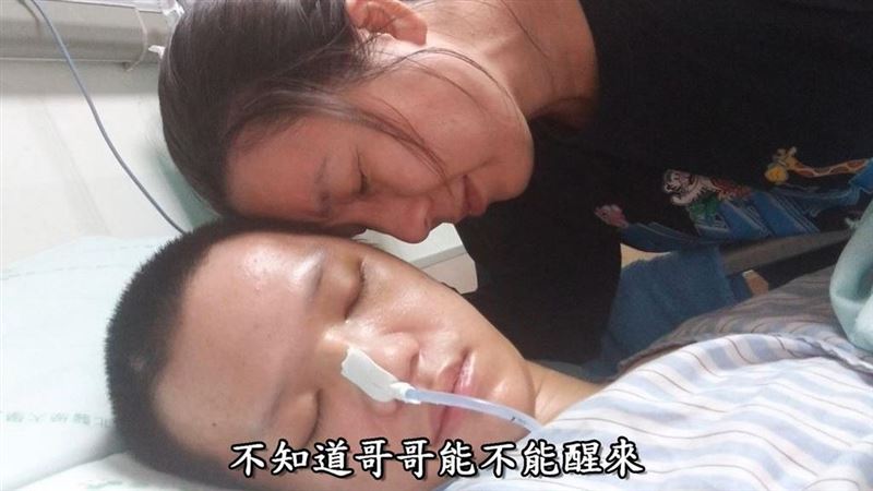 媽，你的名字叫勇敢！單親媽媽面對夫死子車禍險成植物人的【天崩地裂】，苦熬七年等到兒子奇蹟康復結婚，在婚宴上說：【我先生不能來，但我相信他在天上一定也很開心。】一番話逼哭在場所有人。（圖／翻攝自《她的名字叫勇敢》YT）