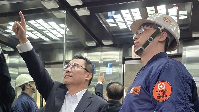 許作名(左)指出,房市低潮下新梯業務衰退,但保養訂單仍逆勢成長,而永佳捷擬首創「檸檬法」帶入新梯合約,重大瑕疵主動換新,持續搶攻電梯市場。(圖/永佳捷提供)