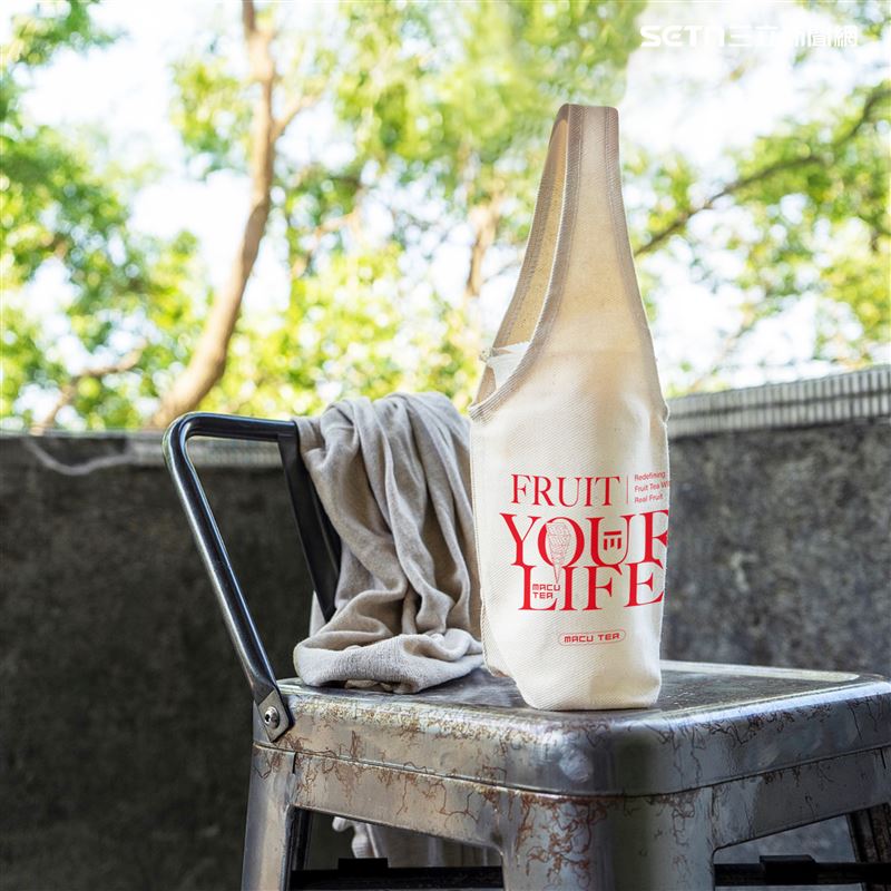 麻古遞上年節禮品「飲料提袋」背後寓意：提袋所提起的，不只是飲品，更象徵接住更多需要被關懷的對象。（圖／翻攝畫面）