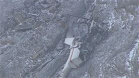 阿蘇觀光直升機墜毀，機上包含2名台灣籍遊客及1名駕駛共3人至今仍下落不明。（翻攝自KSB瀨戶內會放送） 鏡週刊