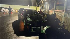 吳姓男子肇事撞倒行人，又誤踩油門暴衝。（圖／翻攝畫面）