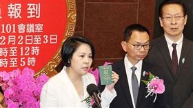 宣誓就職立委　李貞秀：唯一效忠中華民國中配李貞秀（左）3日宣誓就職民眾黨不分區立委，但因國籍問題引發各界關注。她受訪時拿出機票、護照、文件等表示自己想放棄中國國籍但不被當地公安局受理，並強調她唯一效忠中華民國。中央社記者郭日曉攝　115年2月3日