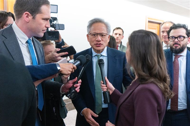 對於雙方合作出現摩擦的說法,輝達執行長黃仁勳公開表示否認。(圖/美聯社/達志影像)