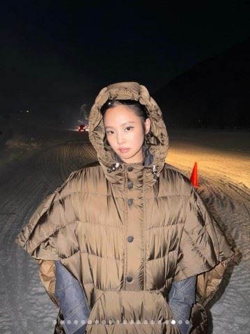 Jennie的時裝秀造型引來兩極評價。（圖／翻攝自IG @jennierubyjane）