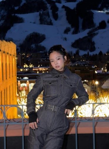 Jennie在時裝秀以「帥氣廢土風」亮相。（圖／翻攝自IG @jennierubyjane）