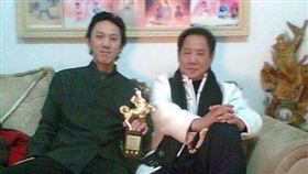 馬如龍與兒子黃人龍生前合照。（圖／翻攝自黃詠淇臉書）